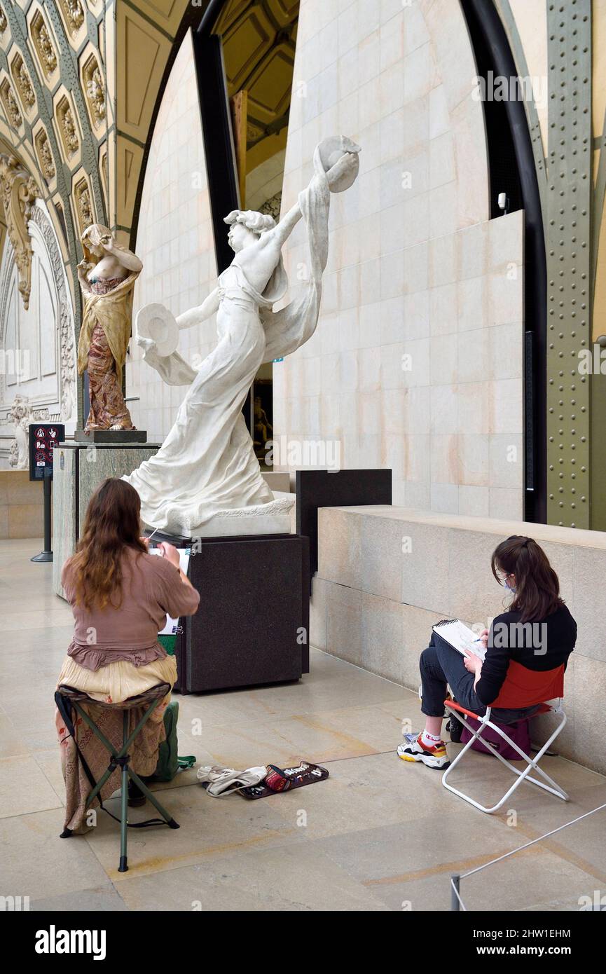 France, Paris, Orsay museum, Fine Arts students on a drawing assignment Stock Photo