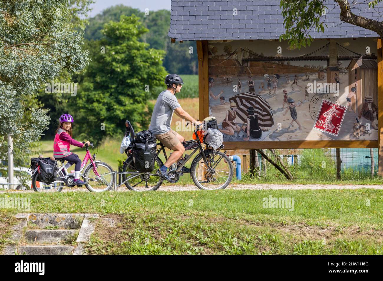 France, Loiret, Loire valley listed as World Heritage by UNESCO, Loire cycle route, Ch?tillon-sur-Loire; family on the Loire by bike route Stock Photo