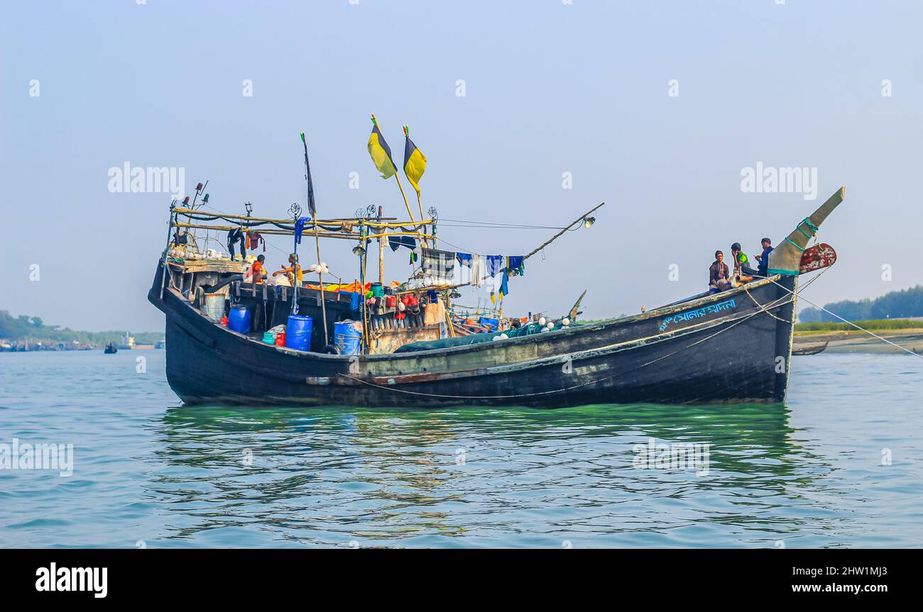 https://c8.alamy.com/comp/2HW1MJ3/photo-of-industrial-fishing-boat-fishing-boat-in-the-sea-the-fishing-industry-in-india-indian-traditional-fishing-boat-2HW1MJ3.jpg