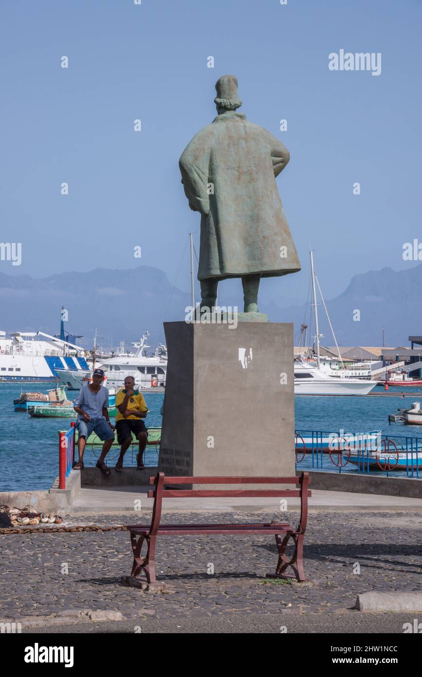 Escultura al marino Diego Alonso frente a la Bahía de Porto Grande frente en la ciudad de Mindelo capital de la isla de San Vicente, Cabo Verde Stock Photo