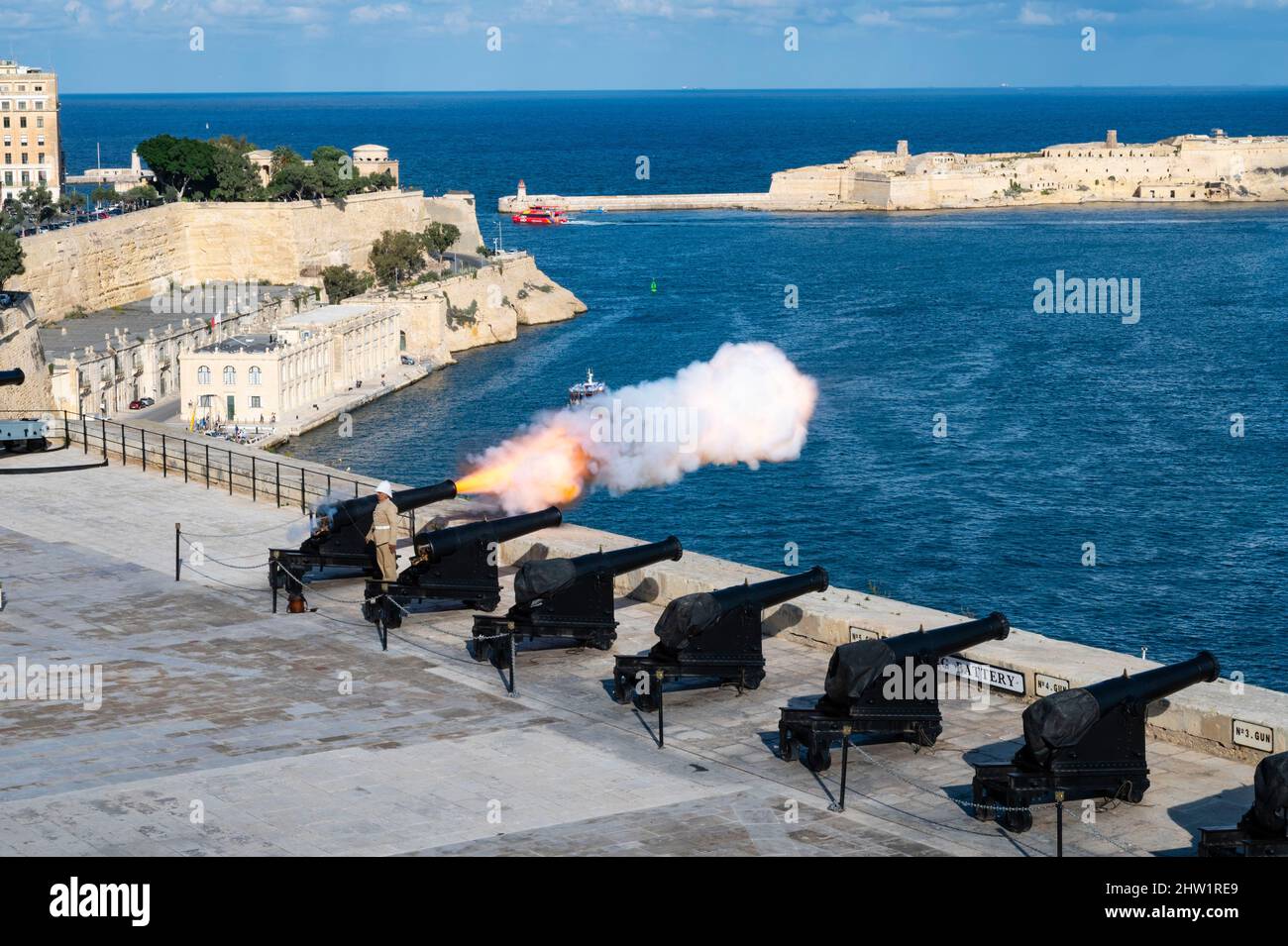 Malta, Valletta, city listed by UNESCO as Worlheritage, grand Harbour and the Upper Barrakka Gardens, terrace of the public garden founded in the eighteenth century with the canons of the salutation battery Stock Photo