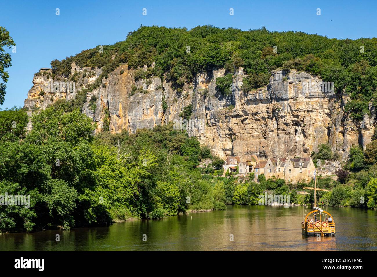 France, Dordogne, Dordogne valley, La Roque Gageac, tourism on a boat — free download