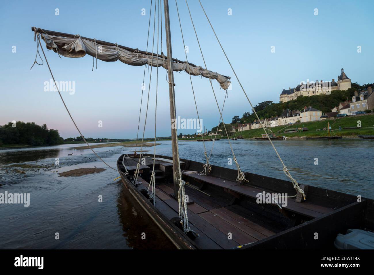 France, Loir-et-Cher (41), Traditional boat, all sailing in the evening in front of the castle of Chaumont-sur-Loire on the Loire (classified UNESCO World Heritage) Stock Photo