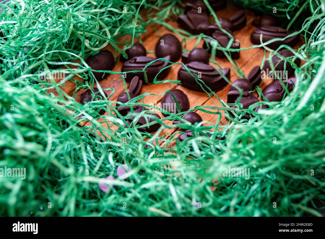 Frohe Ostern mit Zuckerschrift und selbstgemachter Schokolade Stock Photo