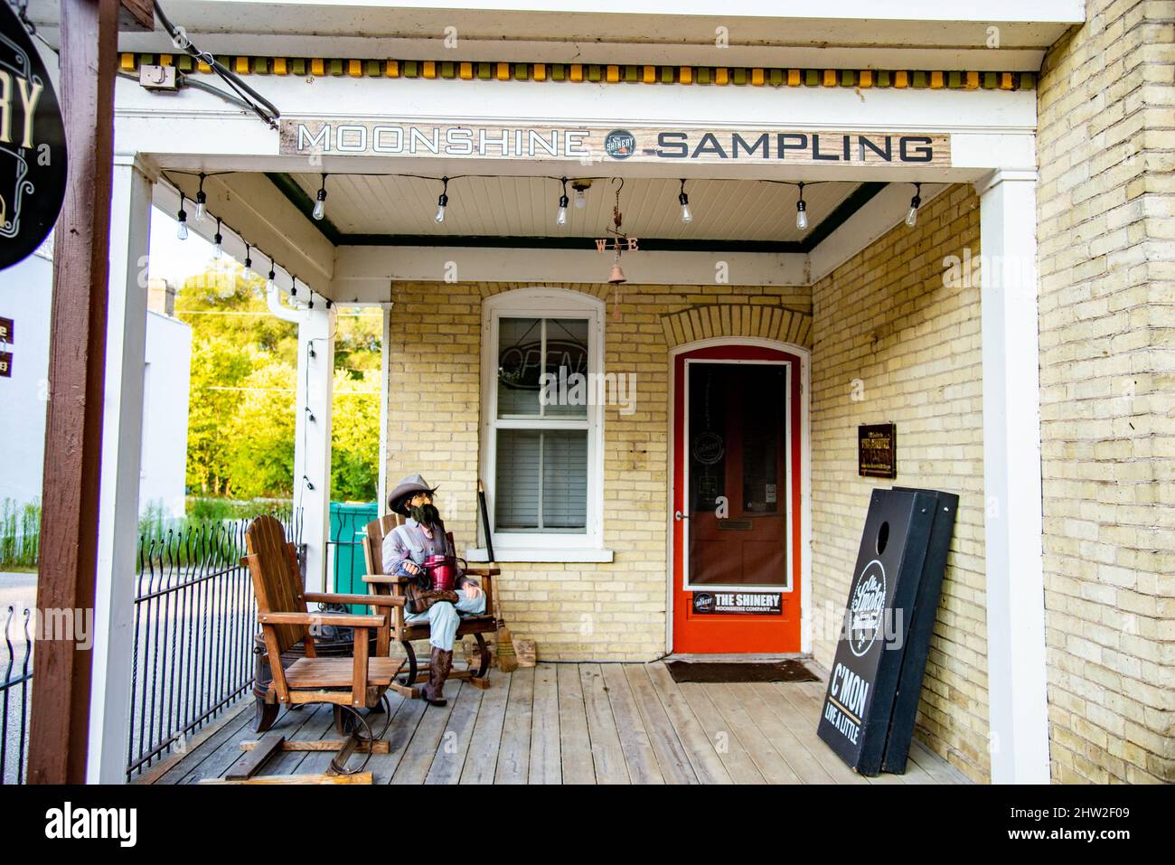 Streets and stores of Cedarburg, Wisconsin, USA. Cedarburg is a city in Ozaukee County