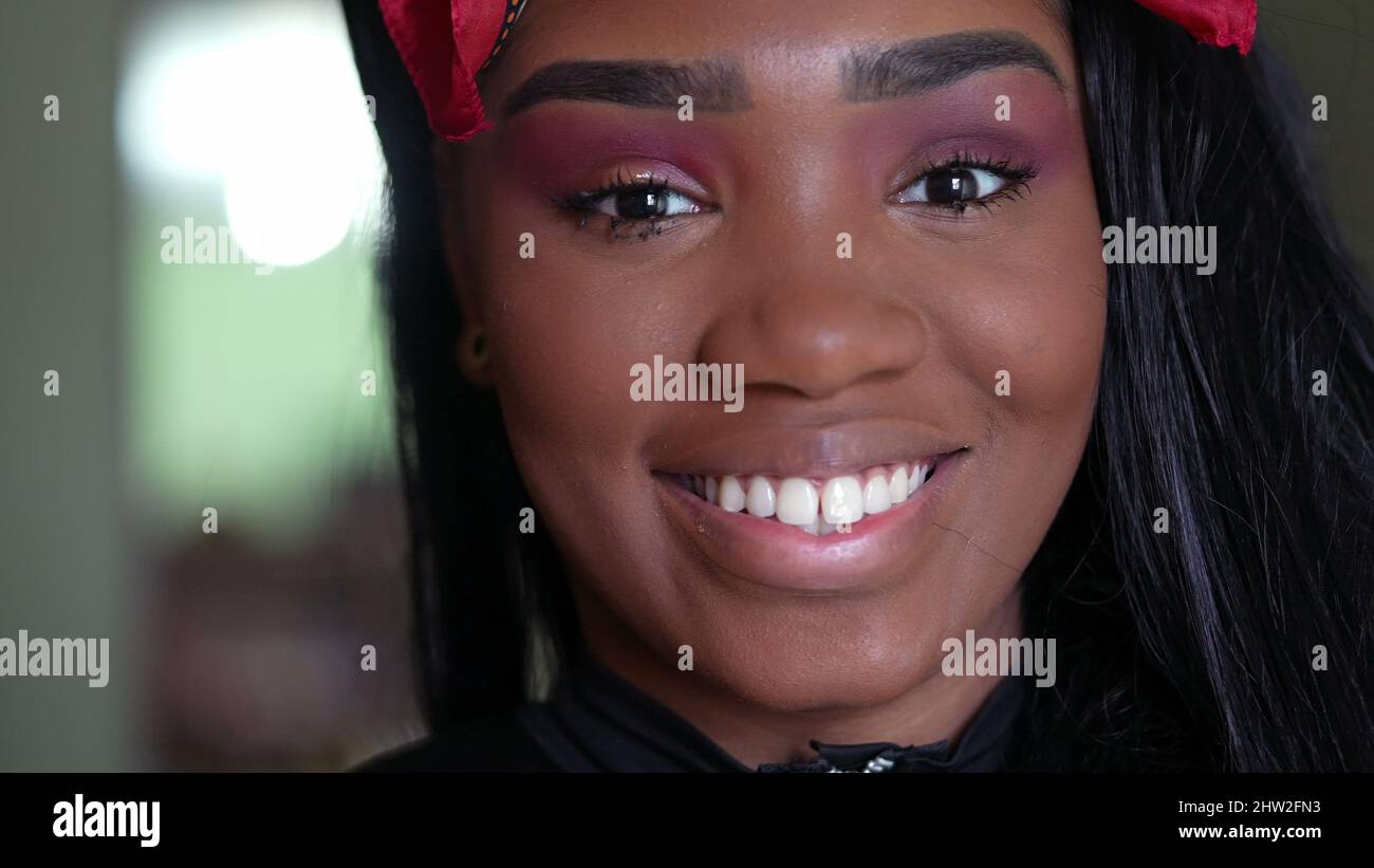 A black teen girl portrait face smiling at camera Stock Photo - Alamy