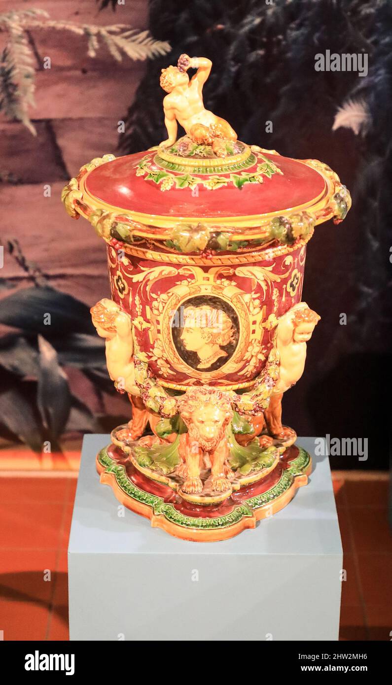 A Minton Pottery majolica wine cooler on display at the Potteries Museum and Art Gallery, Hanley, Stoke-on-Trent, Staffs, England, UK Stock Photo