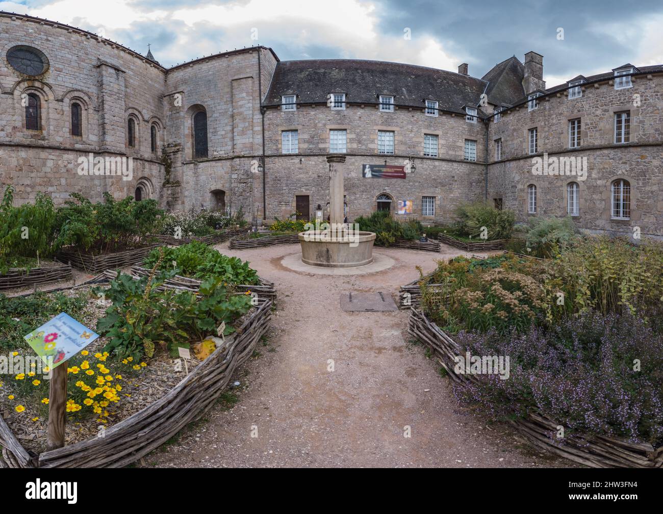 Cour et jardin hi-res stock photography and images - Alamy