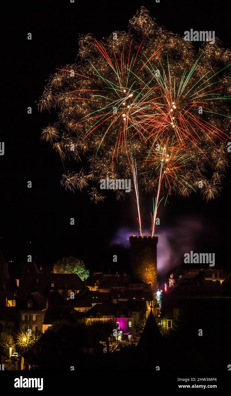 Clôture de la fête annelle du village - Feu d'artifice tiré depuis la tour César Stock Photo