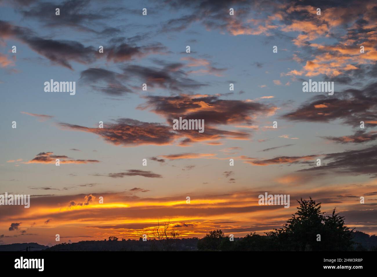 Coucher de soleil nuageux Stock Photo Alamy