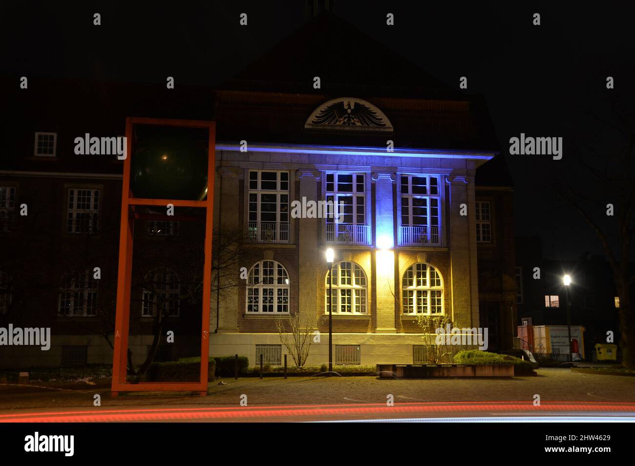Hamburg der 01.03.2022 - Das ehemalige Standesamt von Harburg an der Knoppstraße wird blau/gelb in den Nationalfarben der Ukraine angestrahlt. Seit Ja Stock Photo