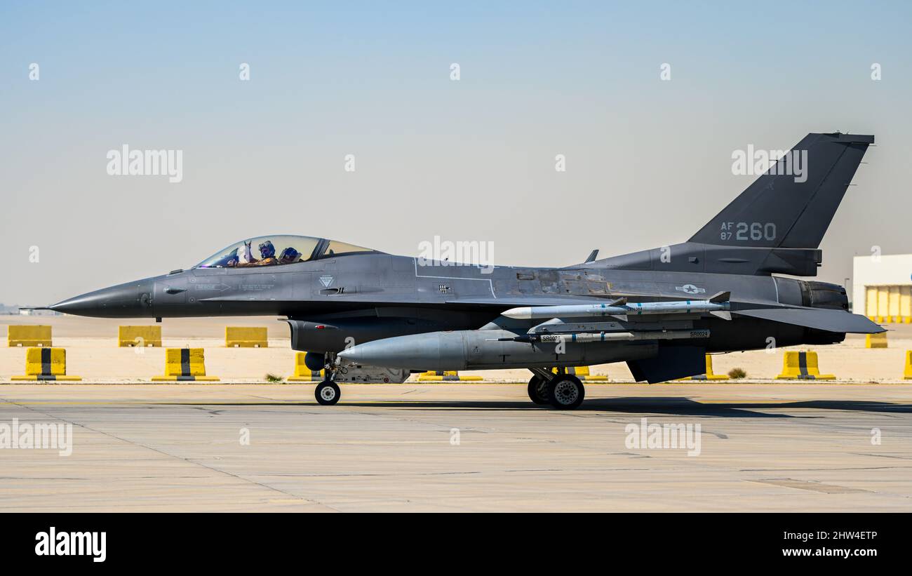 An F-16 Fighting Falcon taxis to the runway at King Abdulaziz Air Base, Kingdom of Saudi Arabia, Feb. 16, 2022. Conducting large force air exercises of this nature strengthen and reinforce air defenses against any potential threats. (U.S. Air Force photo by Staff Sgt. Christina Graves) Stock Photo