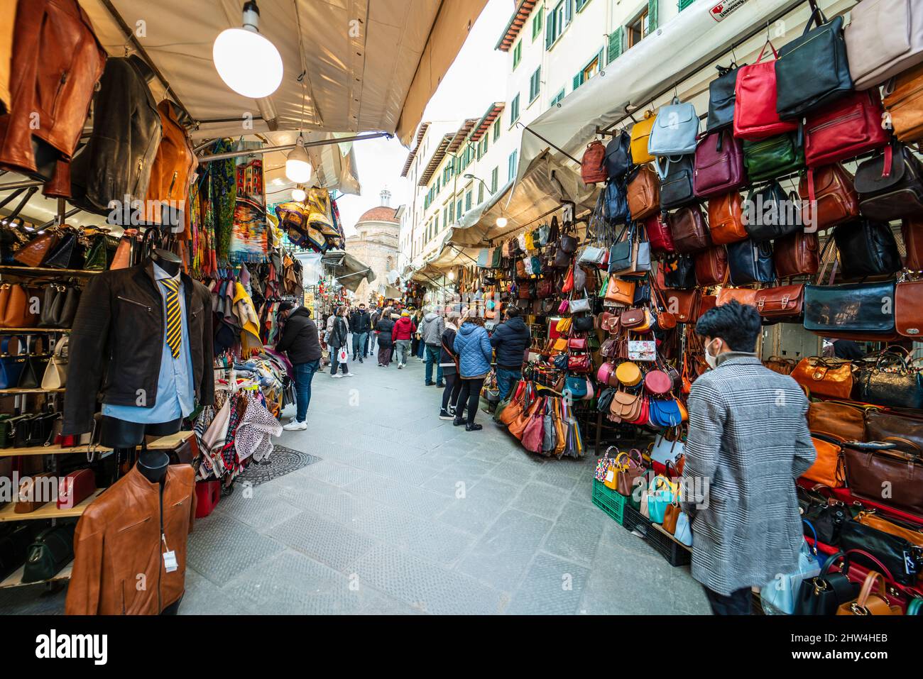 Firenze, Italia, mercato centrale con bancarelle di pelletteria Stock Photo  - Alamy