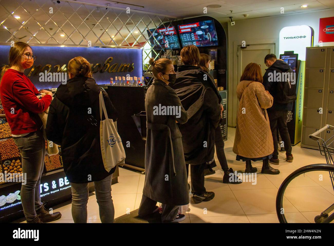 Sanctions russia queue at the banks hi-res stock photography and images ...
