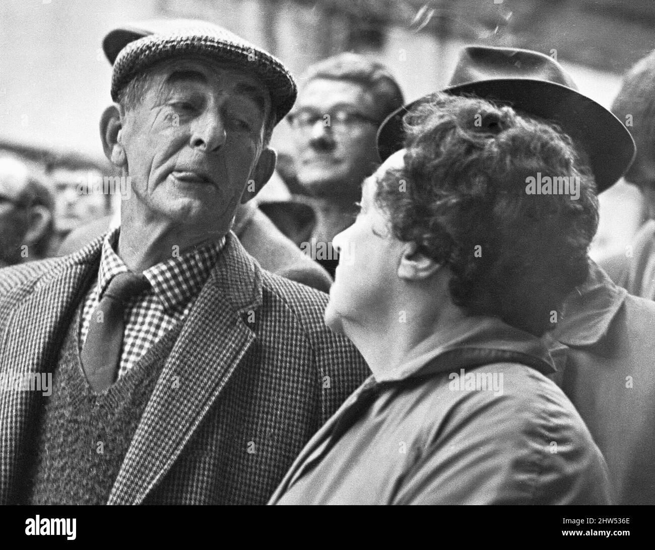 Rival bidders giving knowing looks to each other during the Christmas Turkey Auction at Reading Cattle Market in Great Knolly's Street on Christmas eve. 24th December 1968 Stock Photo