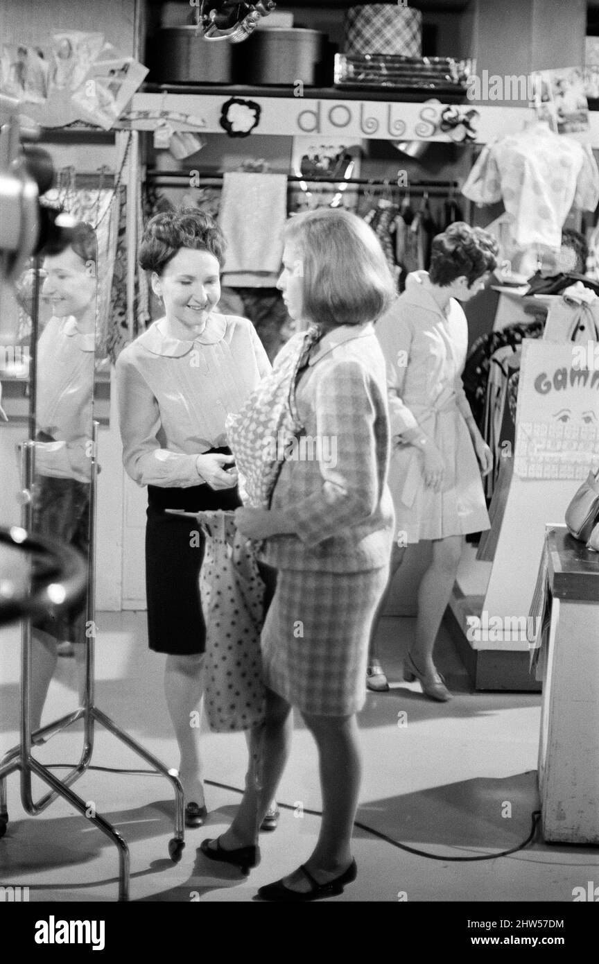 the-cast-of-coronation-street-on-set-eileen-derbyshire-16th-april