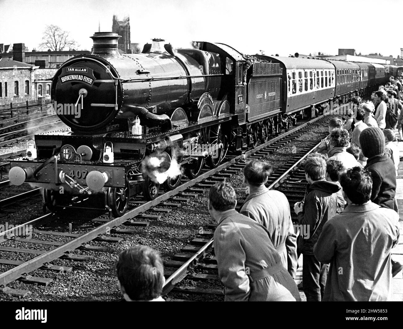 Railway enthusiasts crowd the platform at Leamington station to witness the passsing of the last steam-hauled passenger train in the area - the Birkenhead Flyer headed by No. 4079 Pendennis Castle, resplendent in its original Great Western Railway livery. 6th March 1967 Stock Photo