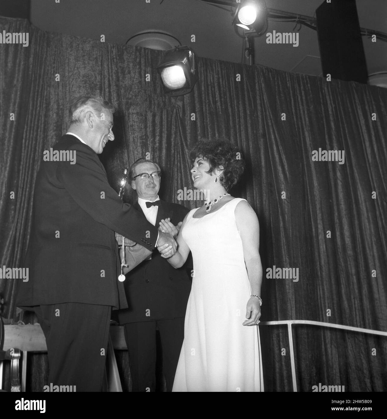 Elizabeth taylor oscar 1967 hi-res stock photography and images - Alamy