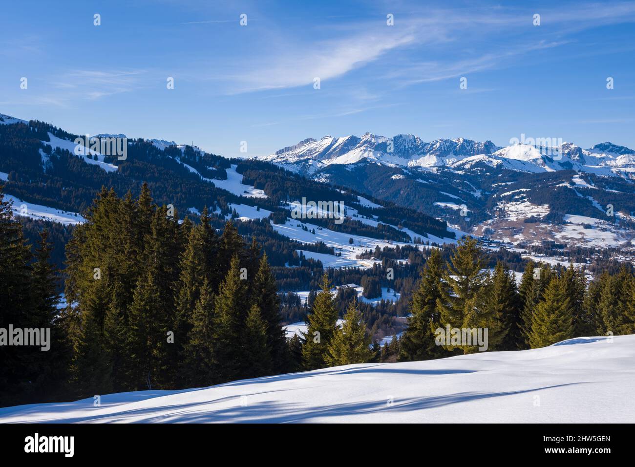 This landscape photo was taken in Europe, in France, Rhone Alpes, in Savoie, in the Alps, in winter. We see the Chaine des Aravis and its forests, und Stock Photo
