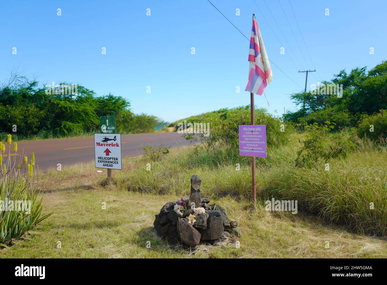 Cross roads with signs at the edge of the Pacific Ocean near Hanapepe on Kauai Stock Photo