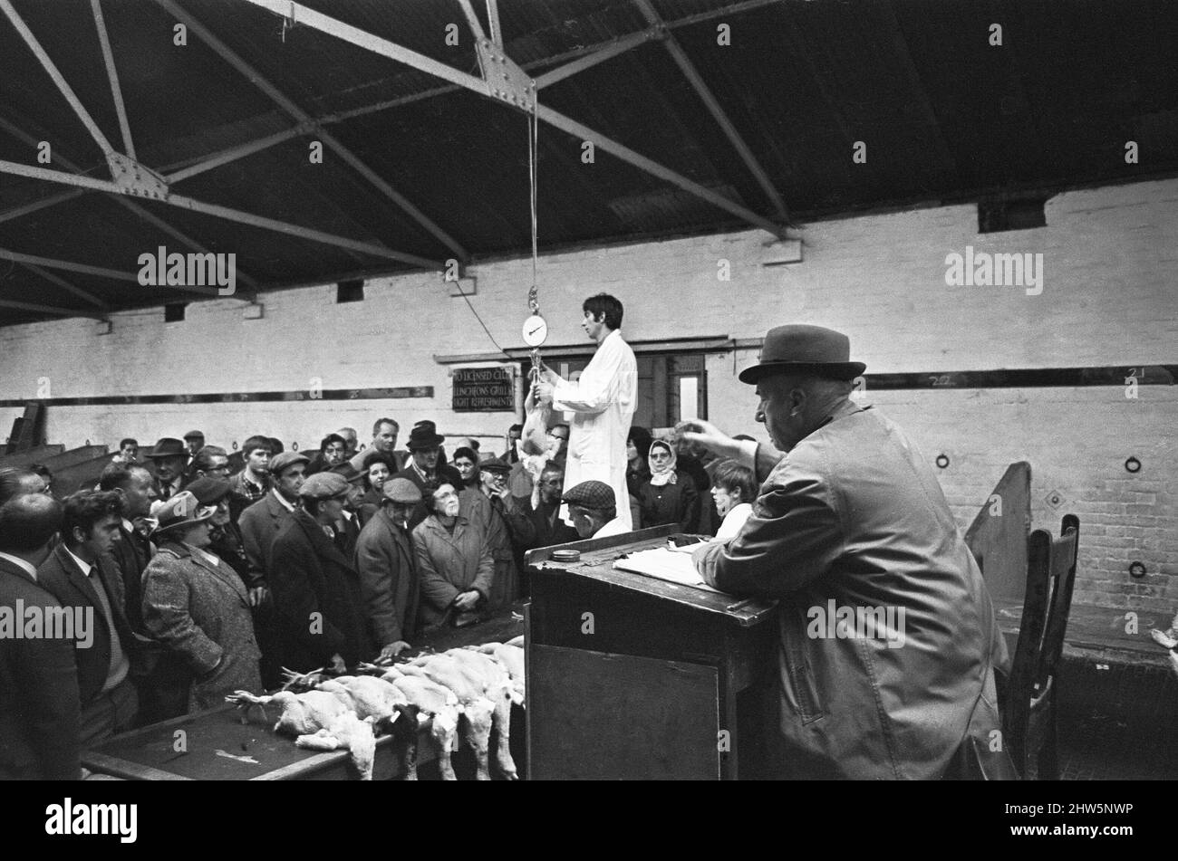 Auctioneer taking bids during Christmas Turkey Auction at Reading Cattle Market in Great Knolly's Street on Christmas eve. 24th December 1968 Stock Photo