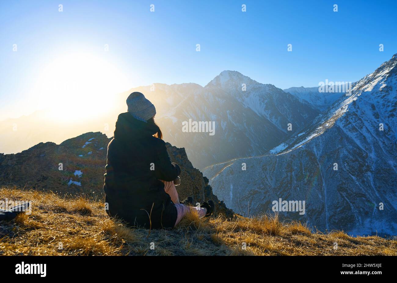 Woman sit on top mountain hi-res stock photography and images - Alamy