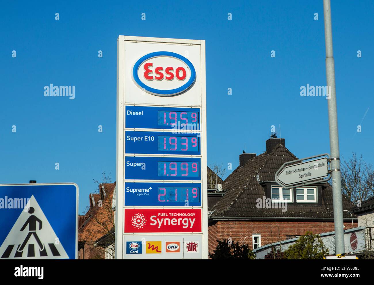 Benzin und Diesel um die 2 Euro Grenze an einer Tankstelle Esso in Willich Stock Photo