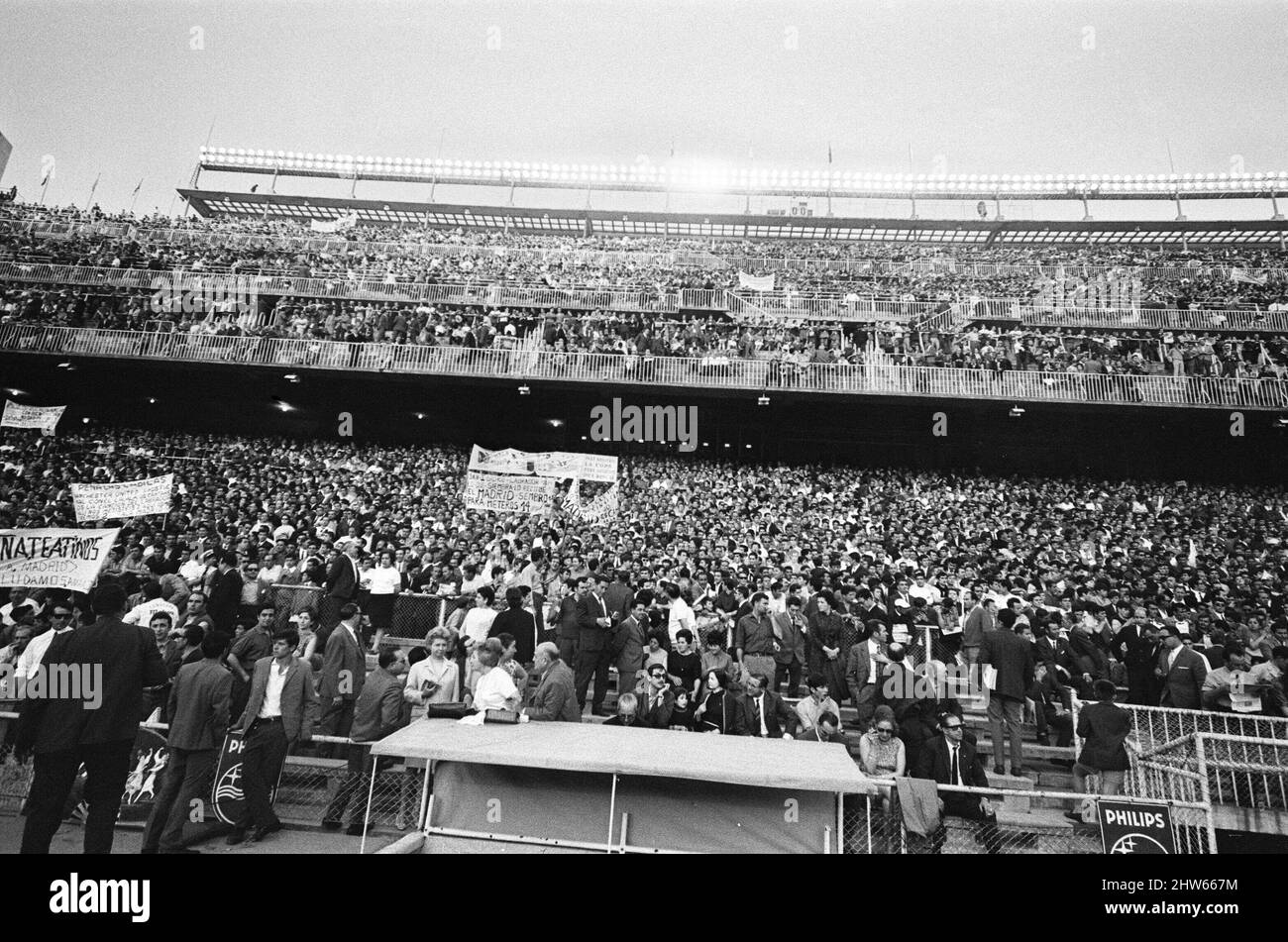 European Cup Semi Final Second Leg match at the Santiago Bernabeu Stadium in Madrid. Real Madrid and Manchester United drew the match 3-3 but United advanced to their first ever European Cup Final thanks to the slender 1-0 victory in the first leg at Old Trafford.  Picture shows: The packed out stands of the Santiagio Bernabeu before kick off. 15th May 1968. Stock Photo