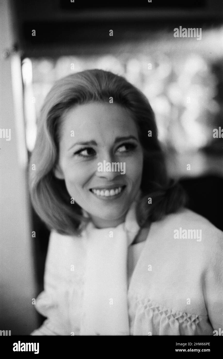 Faye Dunaway, actress/actor pictured in 1968, for a Daily Mirror feature with The Mirror's Showbusiness columnist Donald Zec.See other frames in this set for Faye and Donald together, Picture taken 19th May 1968 Stock Photo