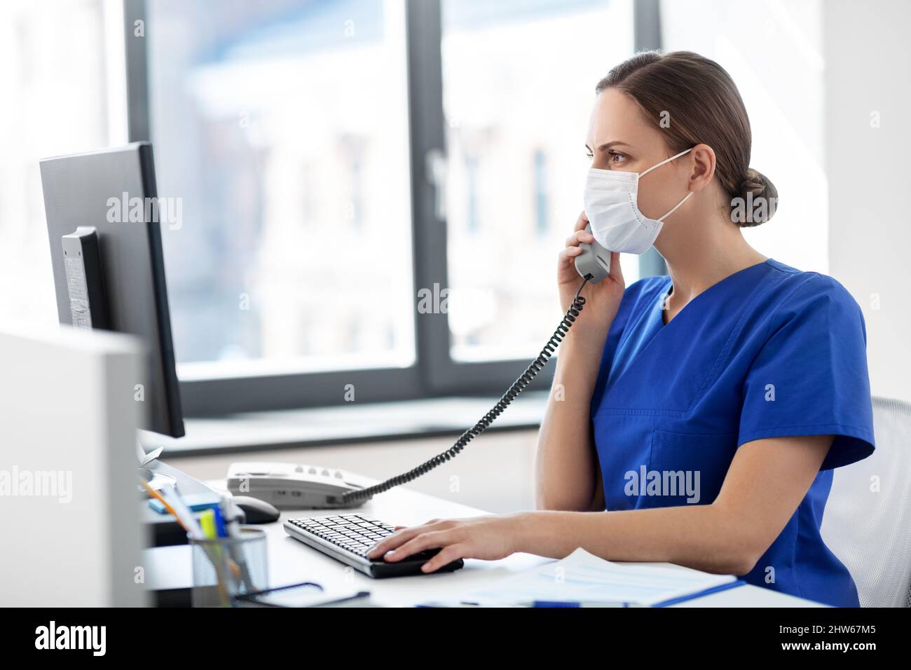 Doctor on phone computer hospital hi-res stock photography and images ...