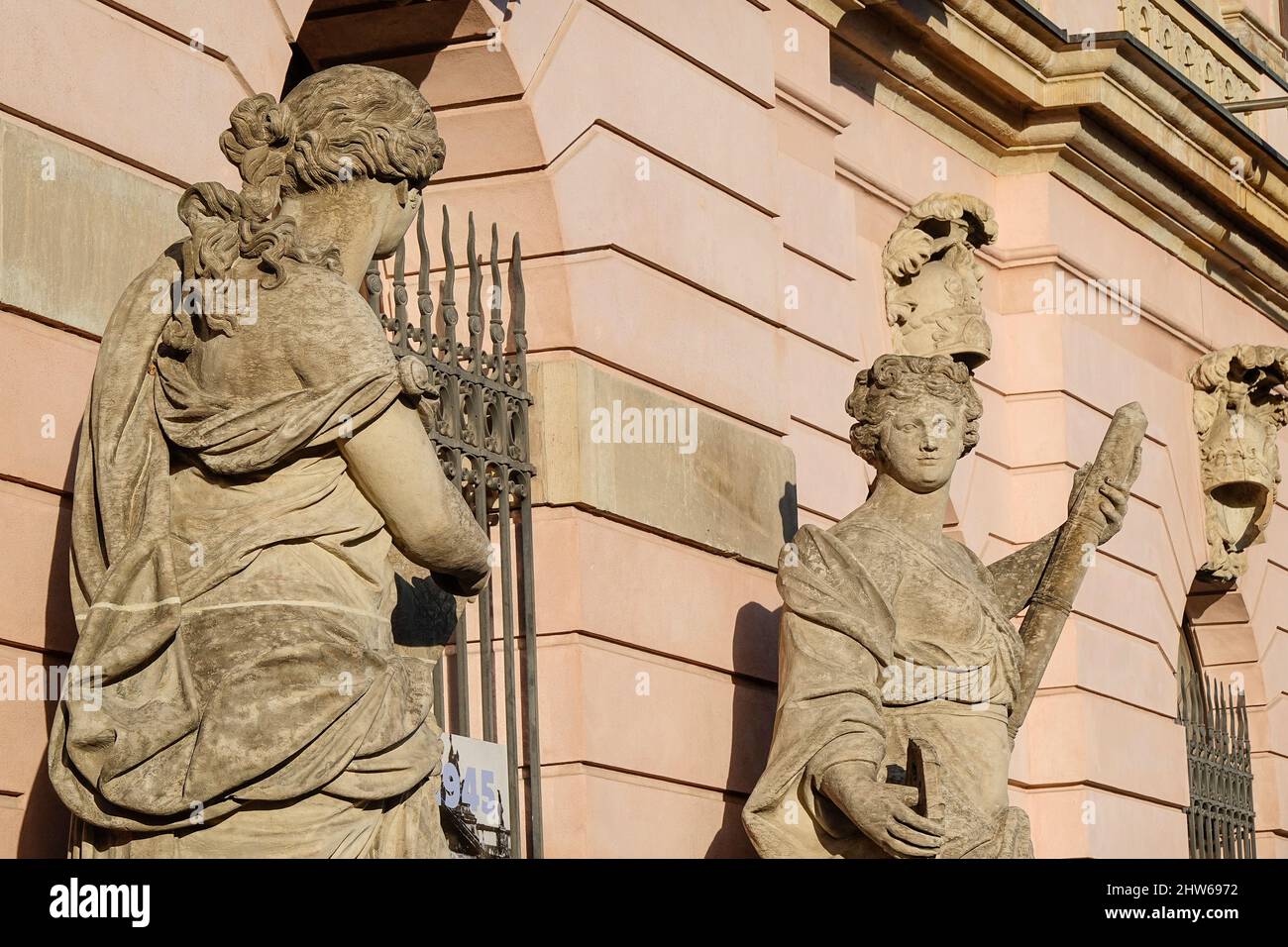 Figuren an gebaude hi-res stock photography and images - Alamy