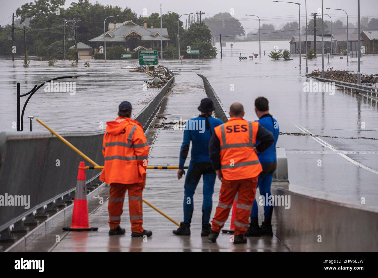 Sydney, Australia. 4th Mar, 2022. State Emergency Service members are seen near a flooded area in Richmond of New South Wales, Australia, March 4, 2022. Severe weather system, which has been ravaging Queensland and the northern New South Wales since last week, is expected to continue this week. Credit: Bai Xuefei/Xinhua/Alamy Live News Stock Photo