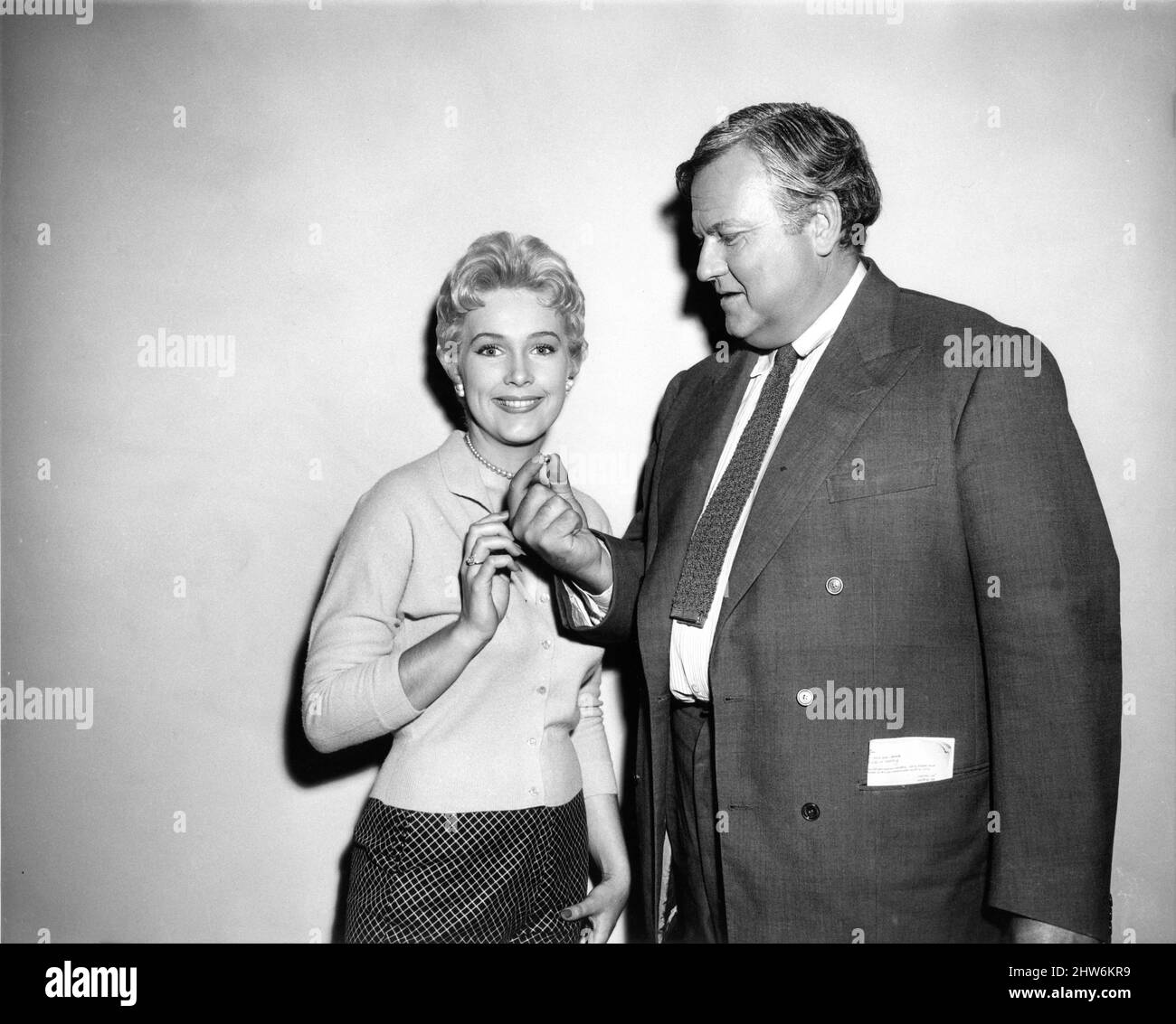 ORSON WELLES and DIANE VARSI on set candid during filming of COMPULSION 1959 director RICHARD FLEISCHER novel Meyer Levin screenplay Richard Murphy Darryl F. Zanuck Productions / Twentieth Century Fox Stock Photo