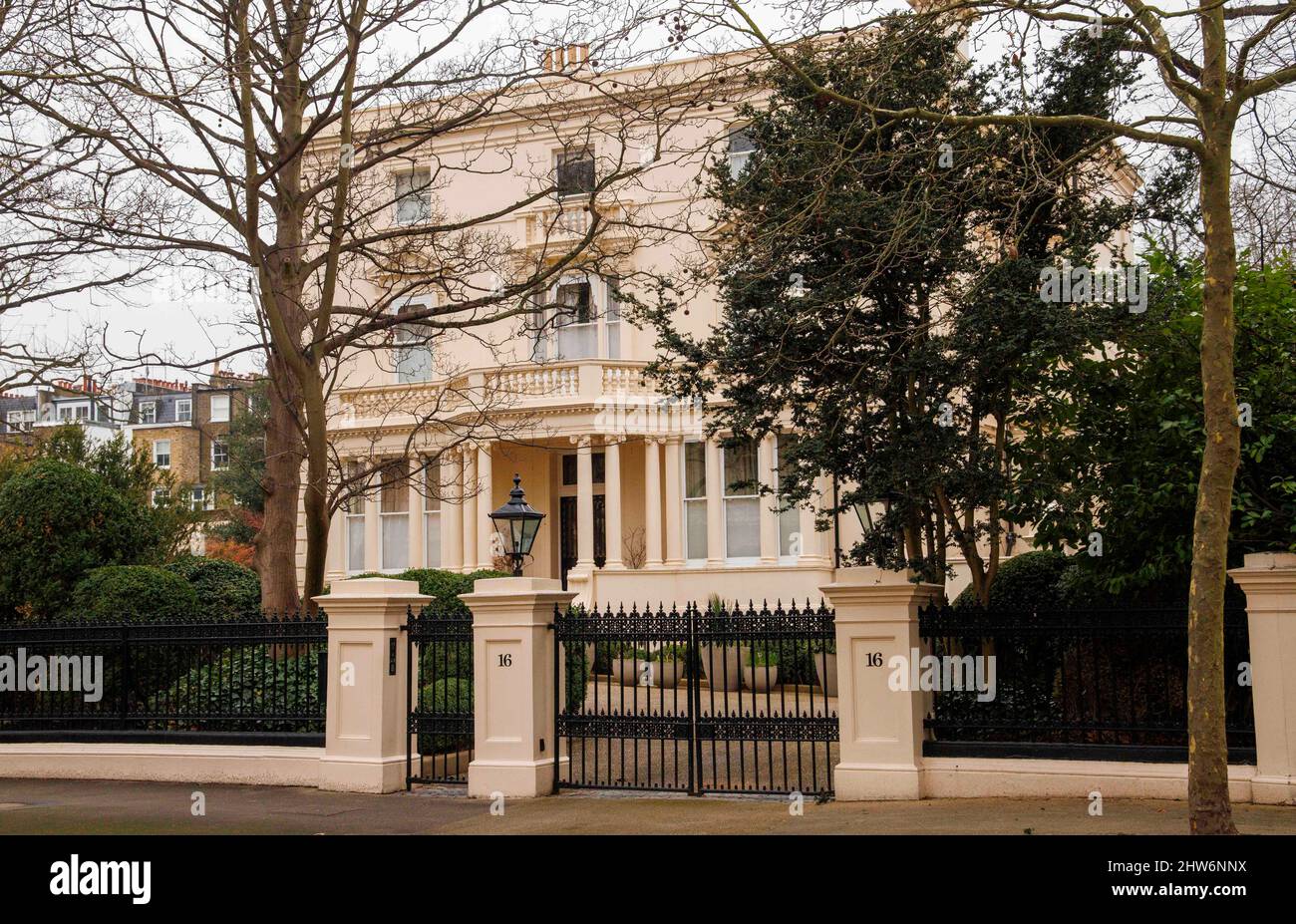 London, UK 4 Mar 2022 Roman Abramovich's 15 bedroom House in Kensington which he bought for £90 Million in 2009. This is one of many assets that the Billionaire will probably be selling. He has already stated that he is selling Chelsea Football Club. Roman Abramovich is selling off his £200m London property portfolio within days to avoid having his assets frozen in case he is sanctioned by Britain, it was reported last night. Credit: Mark Thomas/Alamy Live News Stock Photo