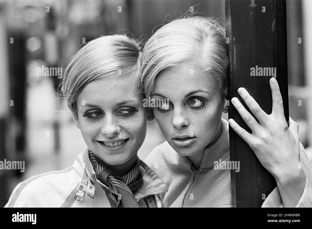 60s Supermodel Twiggy Recreates a Classic Photo - 56 Years Later