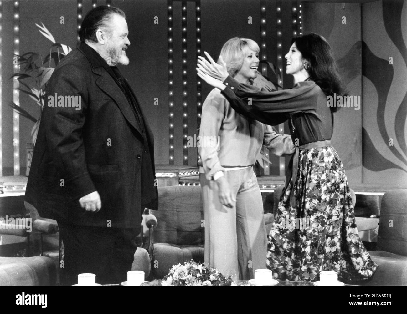 DINAH SHORE (centre) with her guests ORSON WELLES and MARLO THOMAS on DINAH ! Show Number 3029 in 1977 Twentieth Century Fox Television Stock Photo