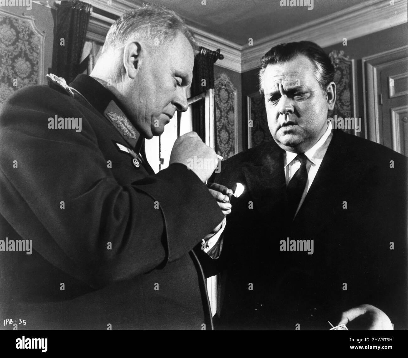 GERT FROBE and ORSON WELLES in IS PARIS BURNING ? 1966 director RENE CLEMENT book Larry Collins and Dominique Lapierre screenplay Gore Vidal and Francis Ford Coppola music Maurice Jarre France - USA co-production Marianne Productions / Transcontinental Films / Paramount Pictures Stock Photo
