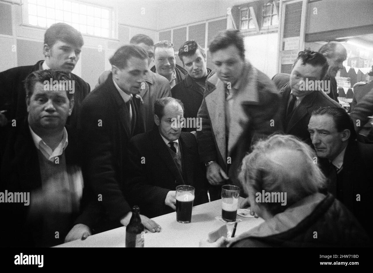 General scene of the fishing industry in Hull. Taken around the time of the Triple Trawler Tragedy, which was the sinking of three trawlers from the British fishing port of Kingston upon Hull during January and February 1968. Pictured, trawler men in the 'Star and Garter' pub. February 1968. Stock Photo