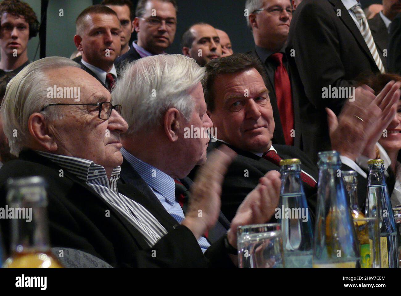 Altkanzler Ehemaliger Kanzler Gerhard Schröder mit Egon Bahr und Helmut Schmidt Schmidt und Schröder blicken sich an Stock Photo