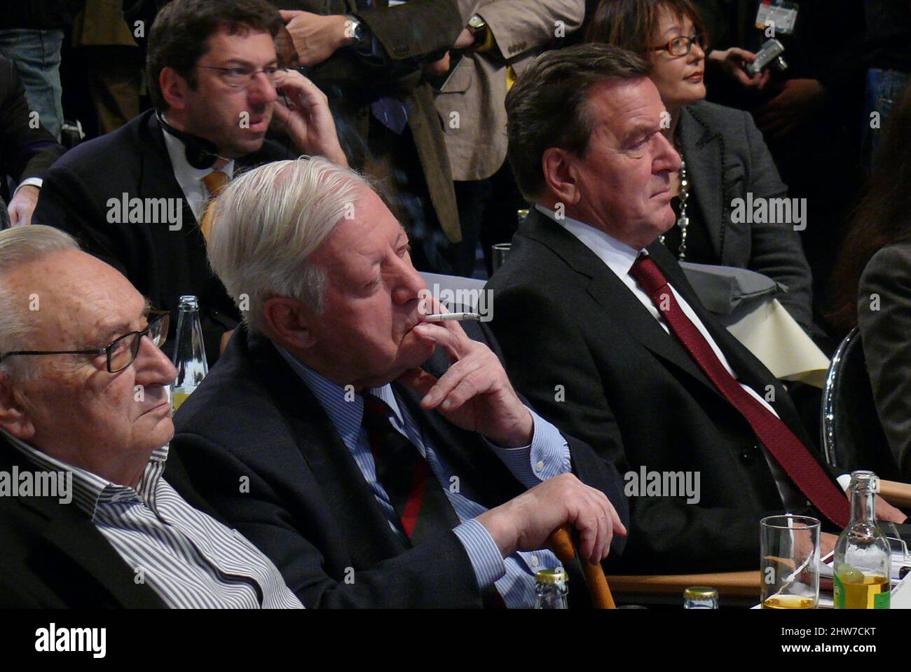 Altkanzler Ehemaliger Kanzler Gerhard Schröder auf dem SPD-Parteitag in Hamburg mit Helmut Schmidt, Schmidt raucht Stock Photo
