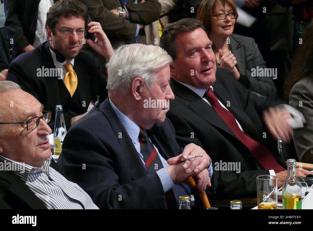Altkanzler Ehemaliger Kanzler Gerhard Schröder auf dem SPD-Parteitag in Hamburg mit Helmut Schmidt, Schmidt raucht Stock Photo