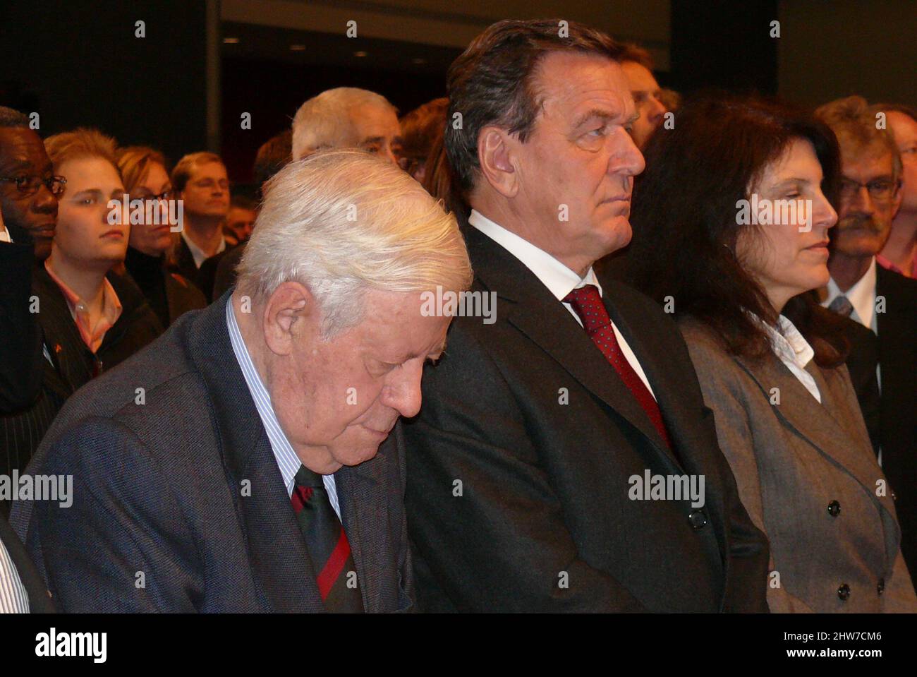 Altkanzler Ehemaliger Kanzler Gerhard Schröder auf dem SPD-Parteitag in Hamburg mit Helmut Schmidt, Schmidt Kopf gesenkt Stock Photo