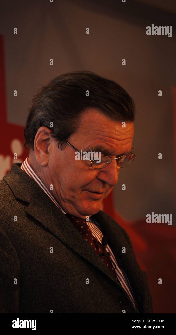 Altkanzler Ehemaliger Kanzler Gerhard Schröder mit Brille, blickt nachdenklich nach unten Stock Photo