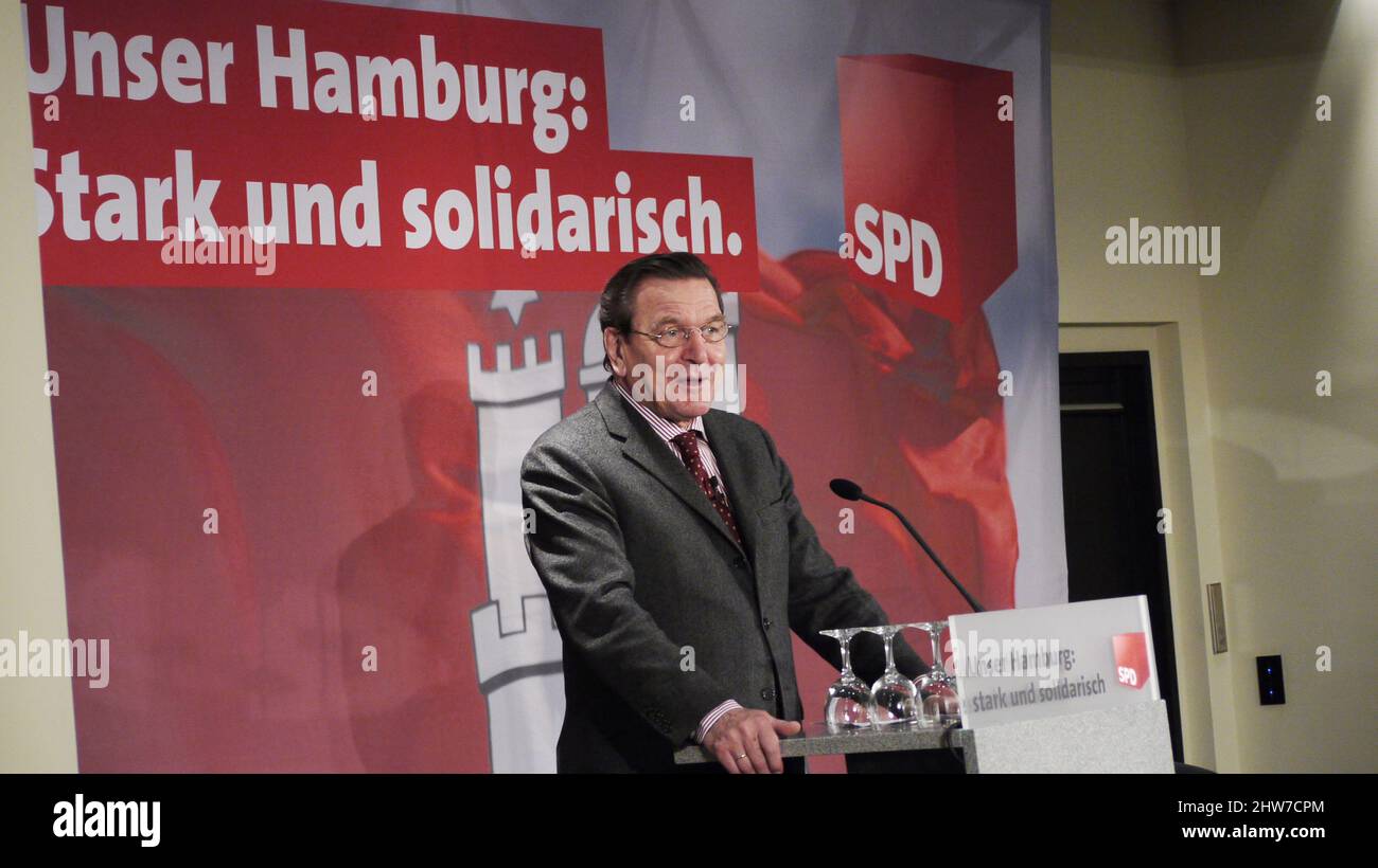 Altkanzler Ehemaliger Kanzler Gerhard Schröder mit Brille, am Rednerpult vor SPD-Wahlwerbung Stock Photo