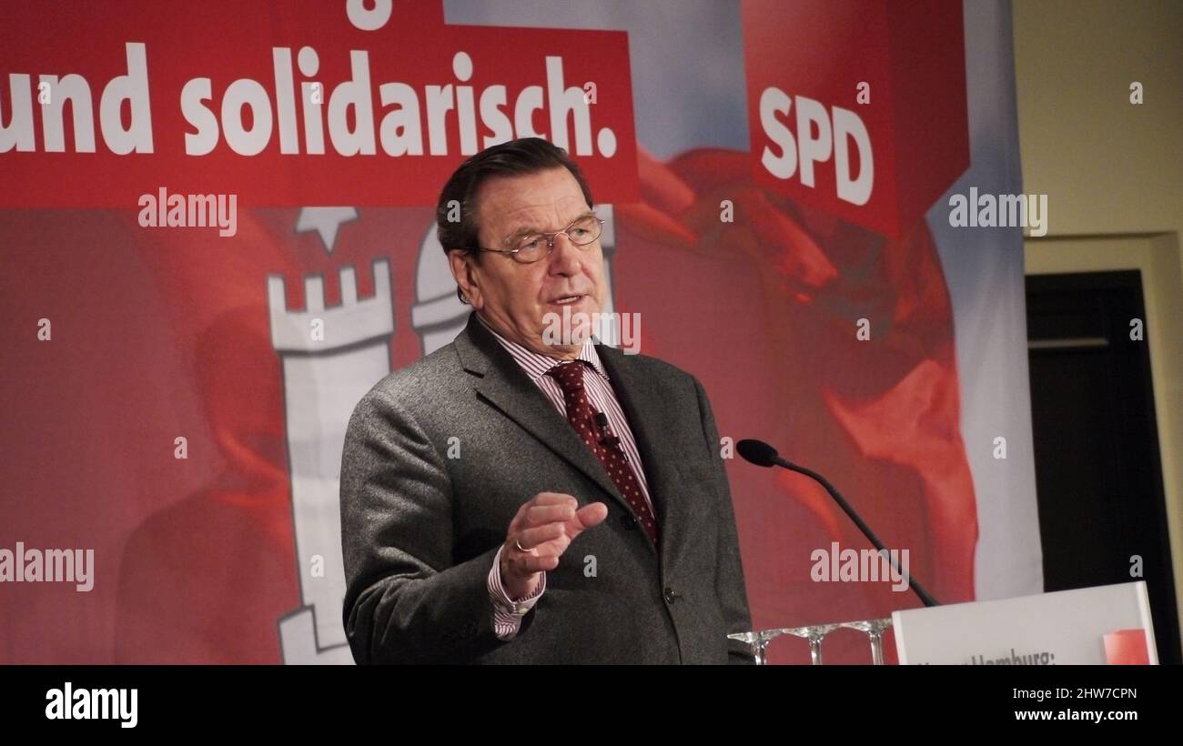 Altkanzler Ehemaliger Kanzler Gerhard Schröder, mit Brille, am Rednerpult, rechte Hand offern ausgestreckt Stock Photo