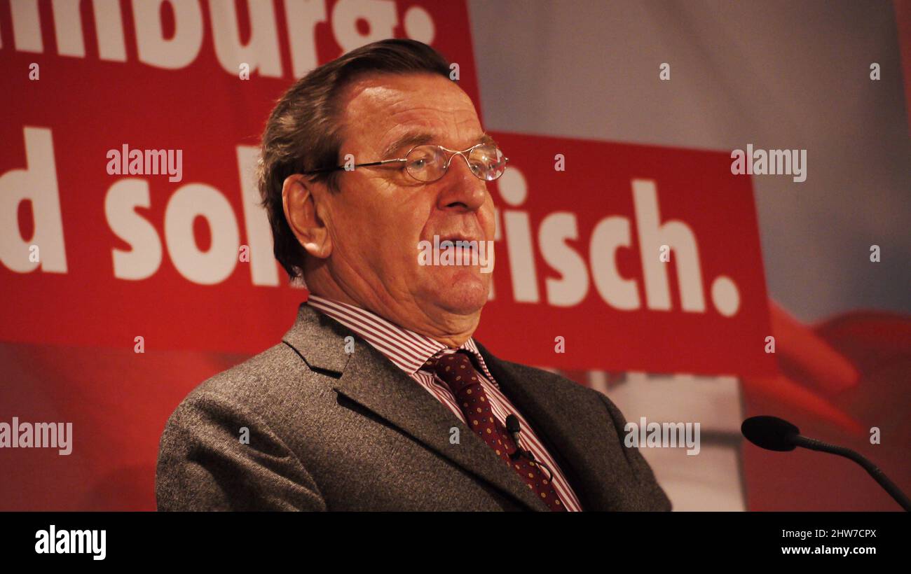 Altkanzler Ehemaliger Kanzler Gerhard Schröder, mit Brille, Portrait, vor Mikrofon, zurückgelehnt Stock Photo