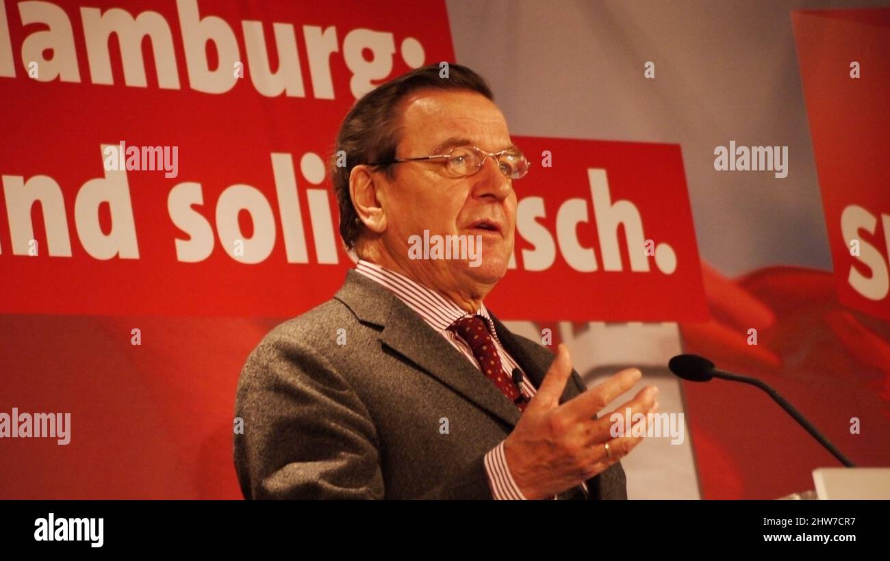 Altkanzler Ehemaliger Kanzler Gerhard Schröder, mit Brille, redend, rechte Hand offen, mit Mikrofon Stock Photo
