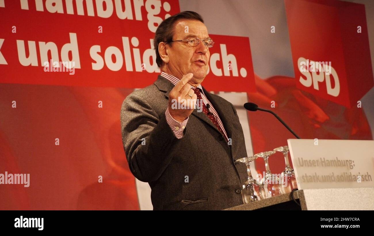 Altkanzler Ehemaliger Kanzler Gerhard Schröder, mit Brille, rechter Zeigefinger vorgestreckt, selbstsicherer Blick ins Publikum Stock Photo