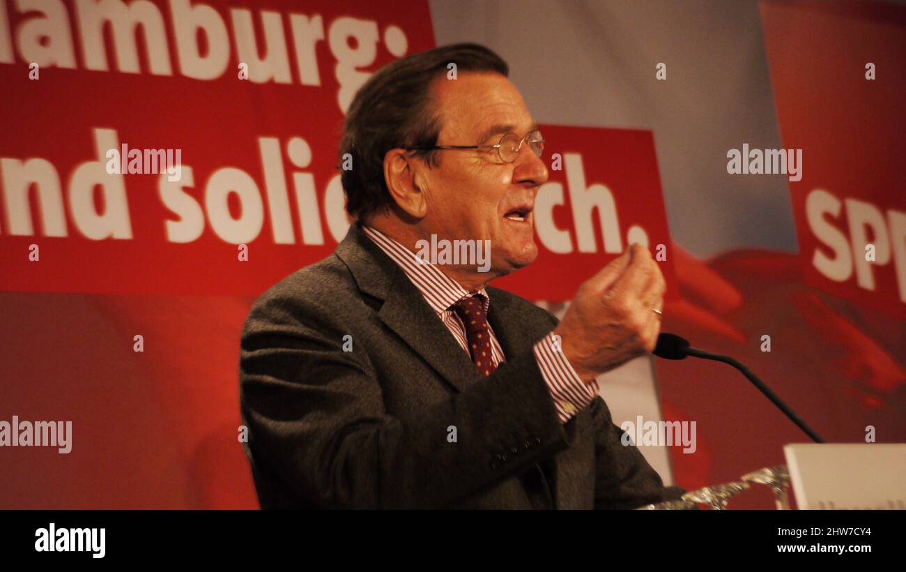 Altkanzler Ehemaliger Kanzler Gerhard Schröder, mit Brille, Halbportrait, rechte Hand geschlossen Stock Photo