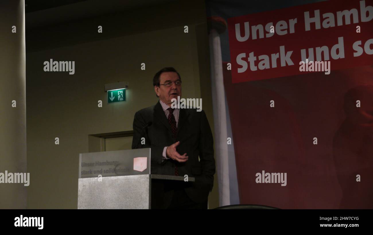 Altkanzler Ehemaliger Kanzler Gerhard Schröder mit Brille, redend, vor Rednerpult Im Hintergrund Notausgang, rechte Hand zupackend Stock Photo